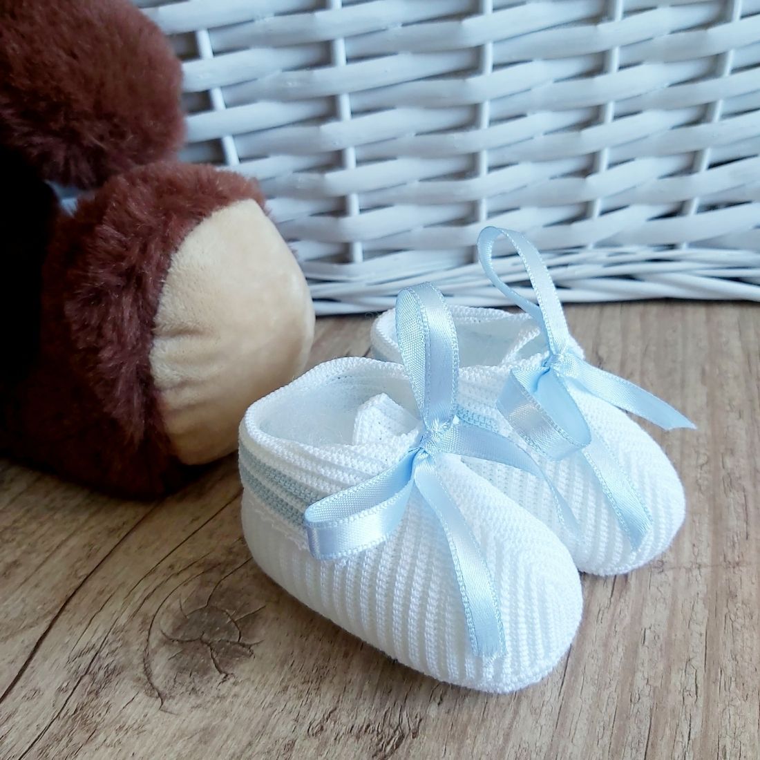 Sapatinho mercê crochê com lista azul - 0 á 3 meses