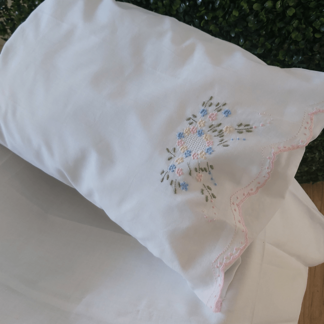 Lençol berço bordado floral com conjunto pagão - sapatinho - luvinha - 8  peças