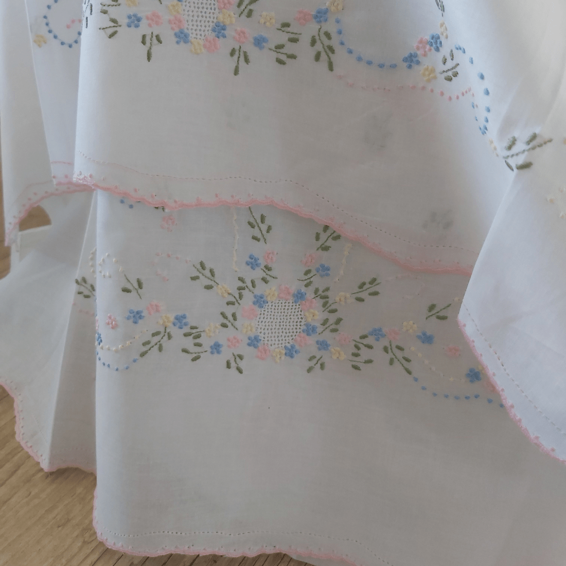Lençol berço bordado floral com conjunto pagão - sapatinho - luvinha - 8  peças