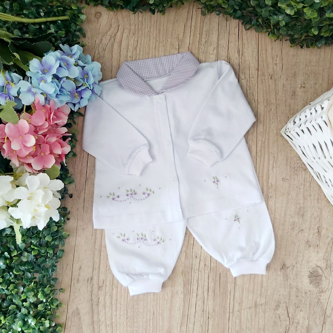 Pijama infantil bordado á mão floral lavanda