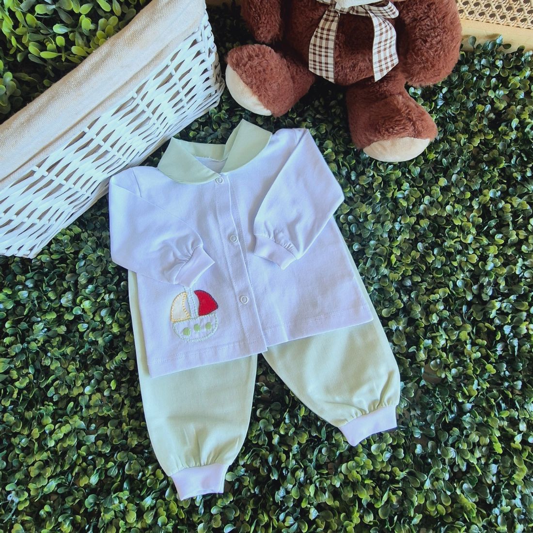 Pijama infantil bordado aplicado barquinho com calça verde