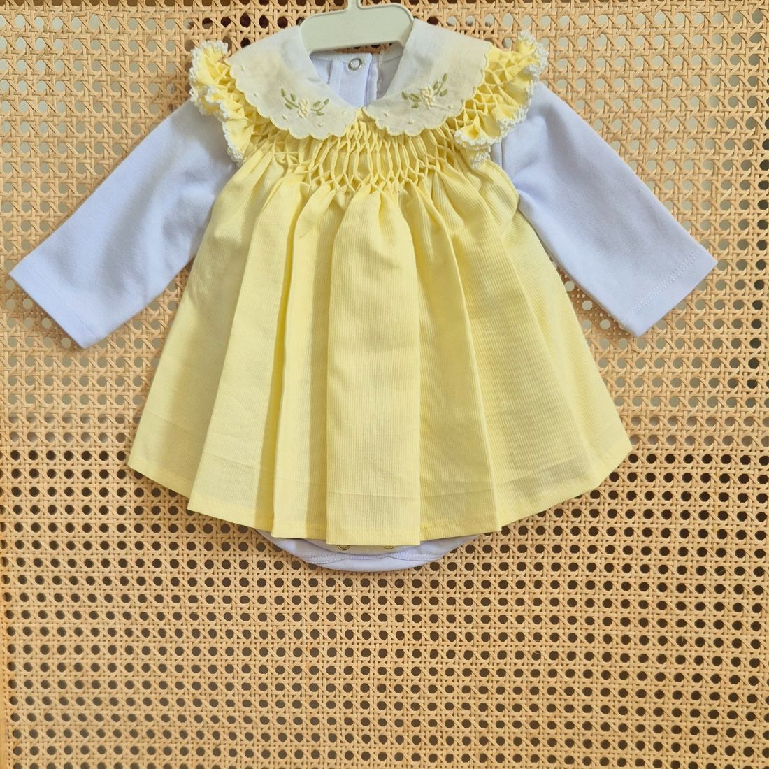 Saída de maternidade casinha de abelha amarela ( Vestido + Body )  