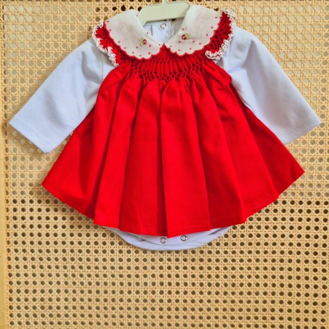 Saída de maternidade casinha de abelha vermelha ( Vestido + Body )  