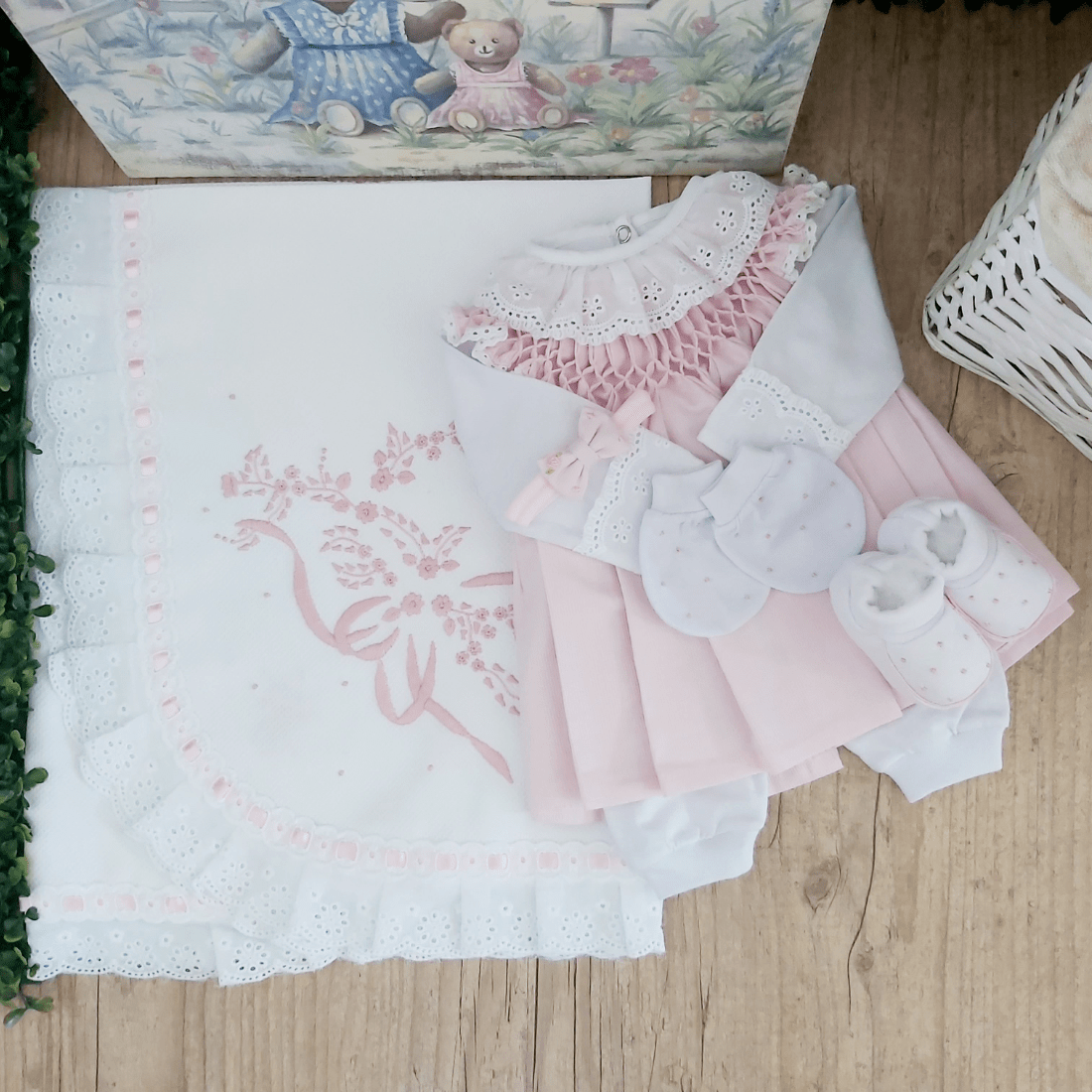 Saída de maternidade laço floral rosa ( Vestido pagão + manta + faixa + pantufa e luvinha  )     