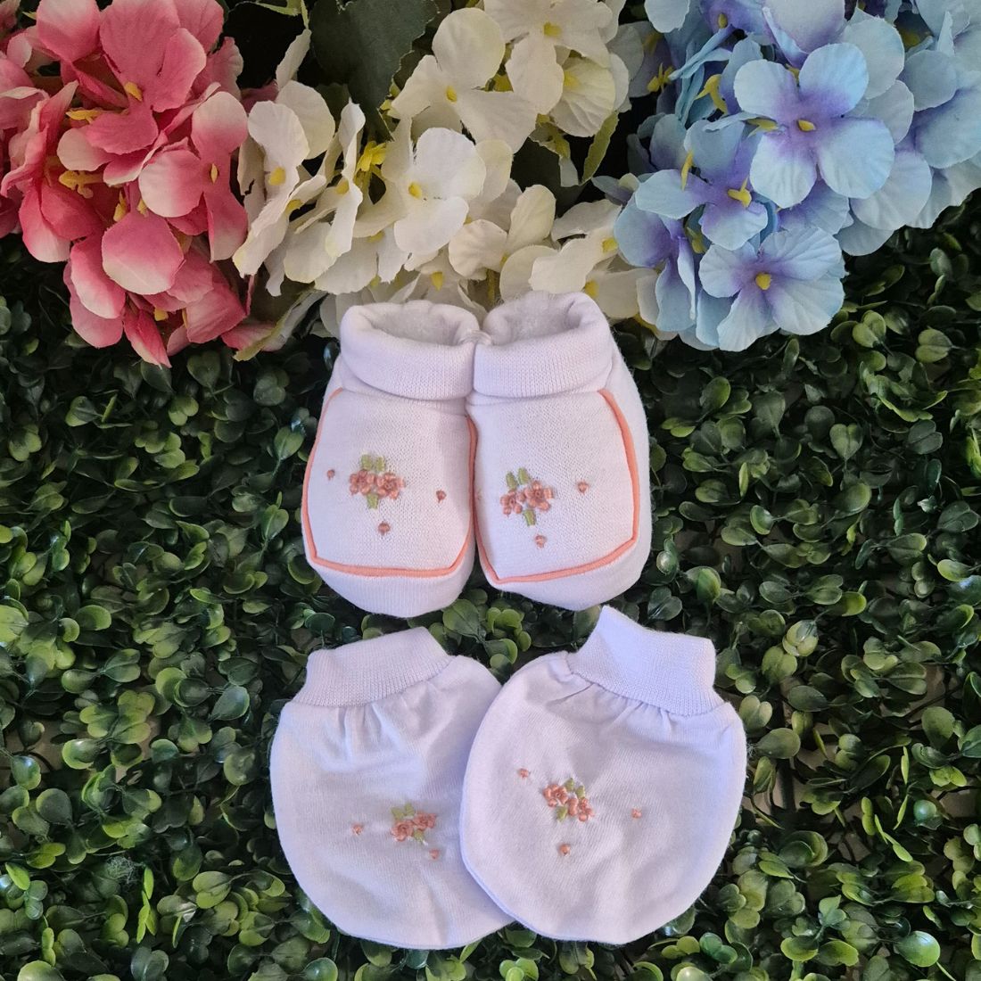 Sapatinho bebê malha pantufa e luvinha bordado á mão floral  rosé