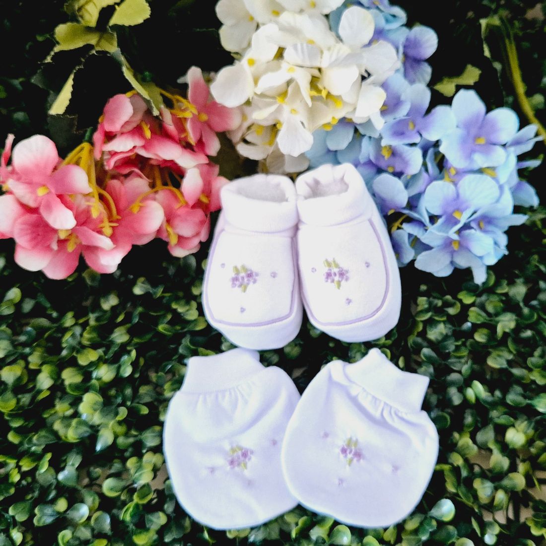 Sapatinho bebê malha pantufa e luvinha floral  lavanda bordado á mão