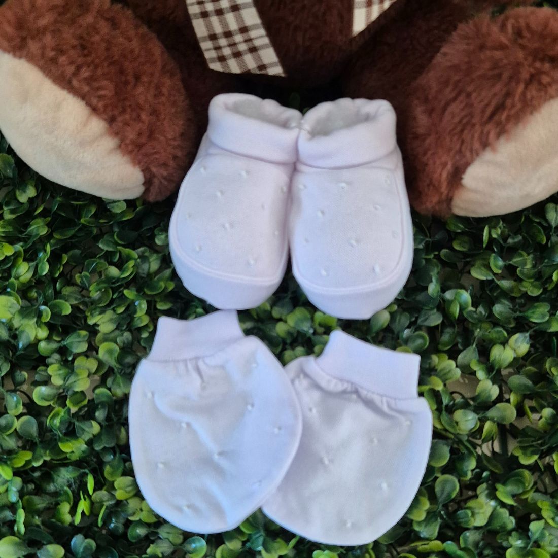 Sapatinho bebê malha pantufa e luvinha poá branco bordado á mão  