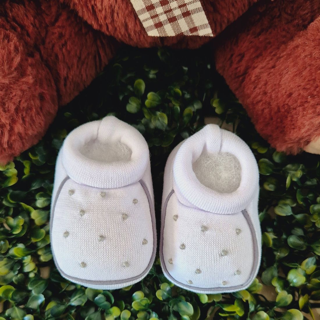 Sapatinho bebê malha pantufa e luvinha poá cinza bordado á mão