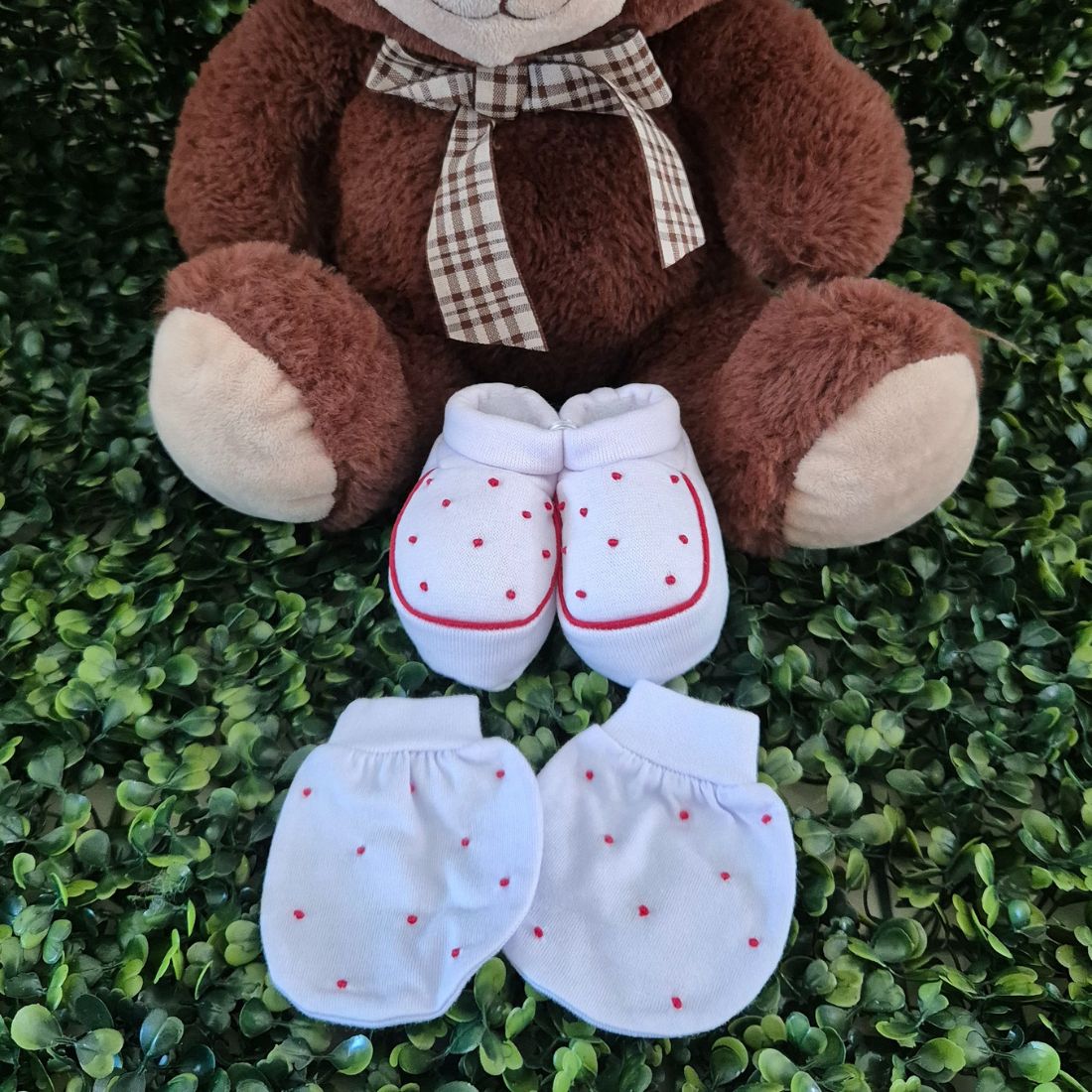 Sapatinho bebê malha pantufa e luvinha poá vermelho bordado á mão 