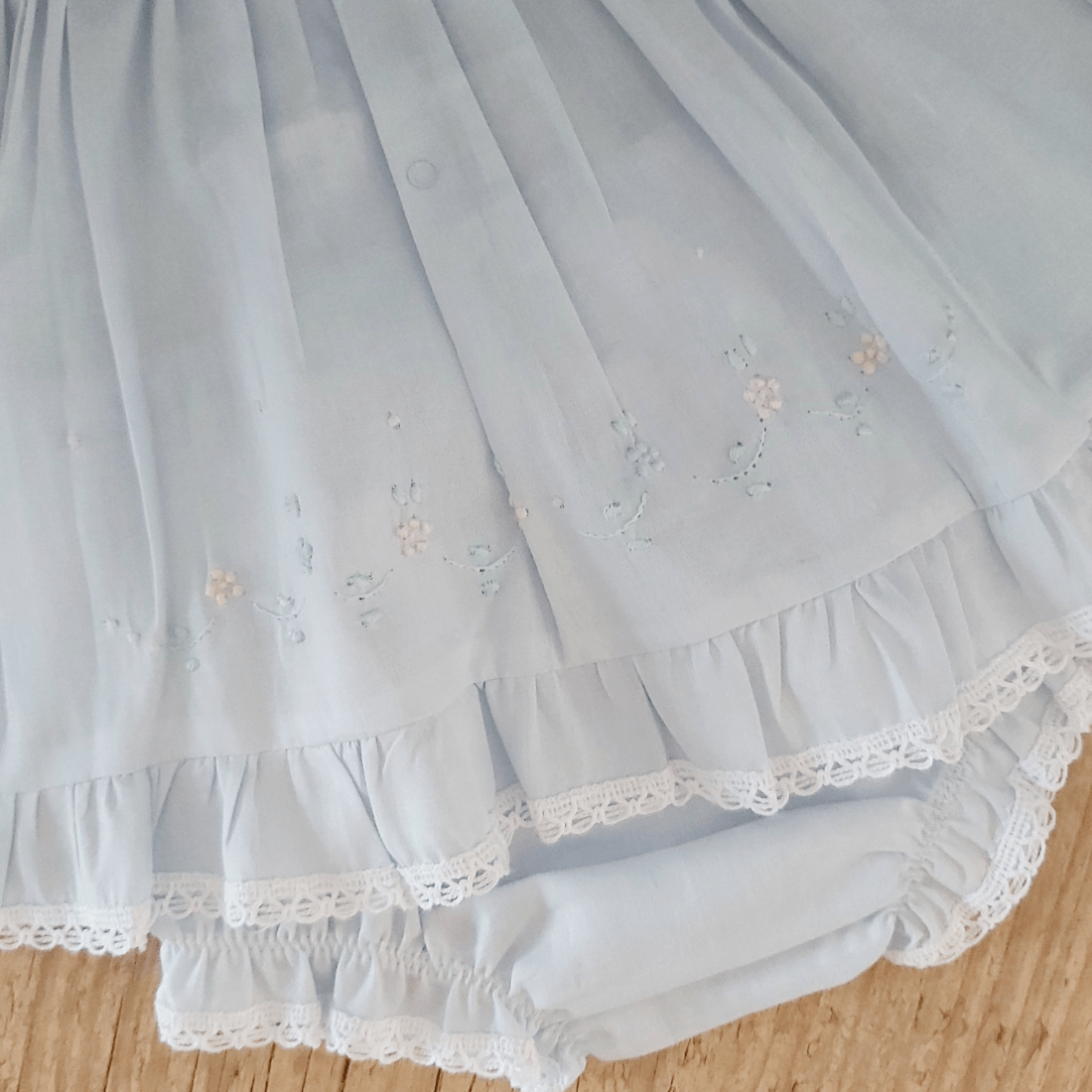 VESTIDO BORDADO Á MÃO COM CALCINHA AZUL BEBÊ FLORAL - 0 Á 3 MESES e 1 ano