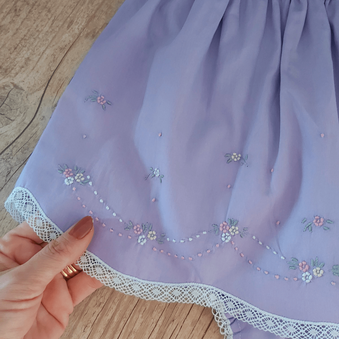 VESTIDO BORDADO Á MÃO COM CALCINHA LAVANDA FLORAL - 0 Á 4 MESES