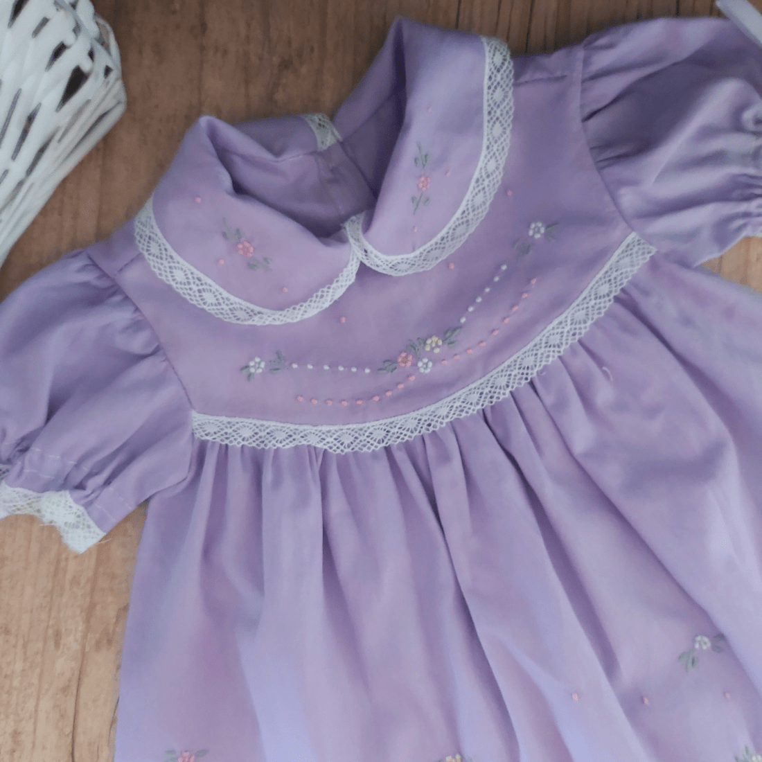 VESTIDO BORDADO Á MÃO COM CALCINHA LAVANDA FLORAL - 0 Á 4 MESES