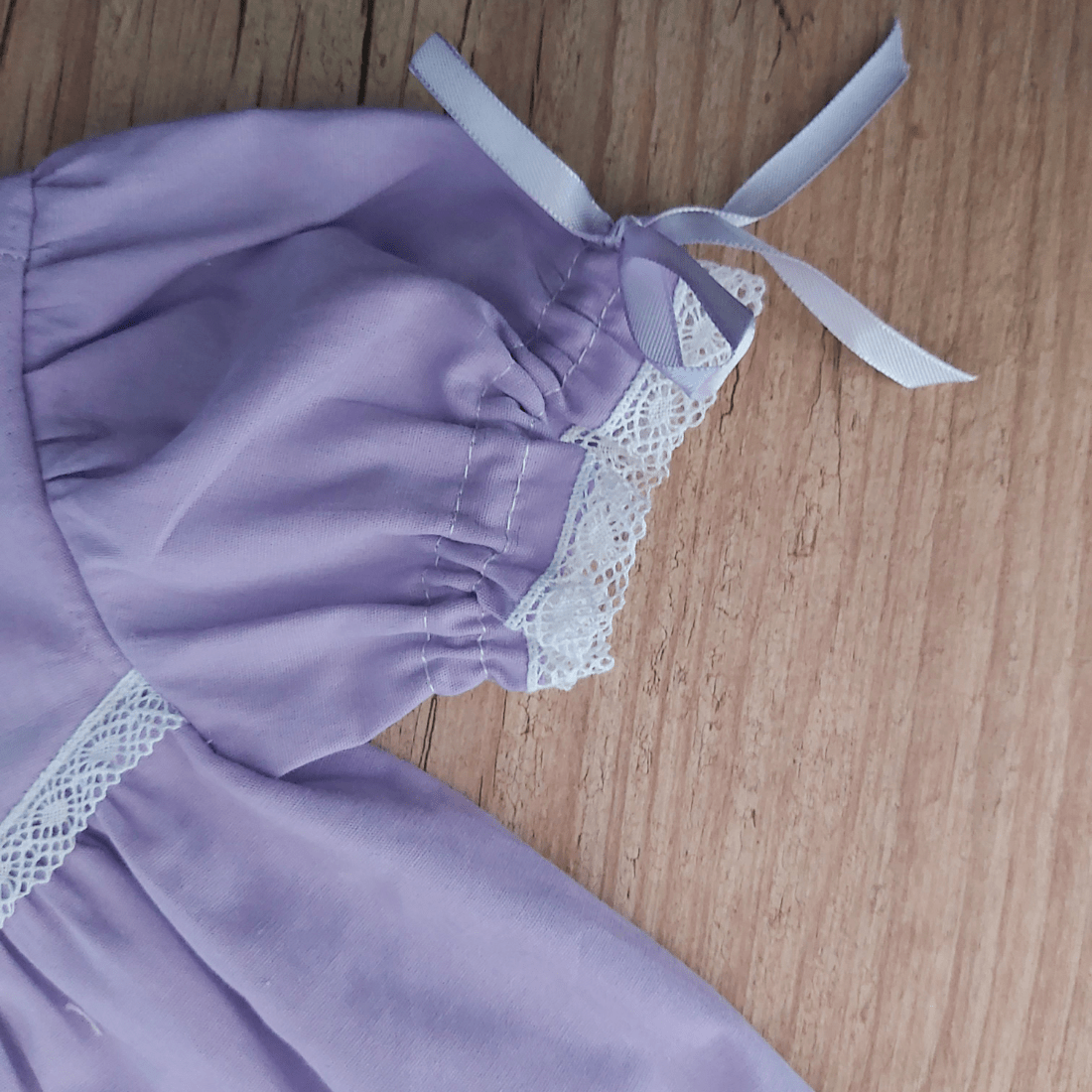 VESTIDO BORDADO Á MÃO COM CALCINHA LAVANDA FLORAL - 0 Á 4 MESES