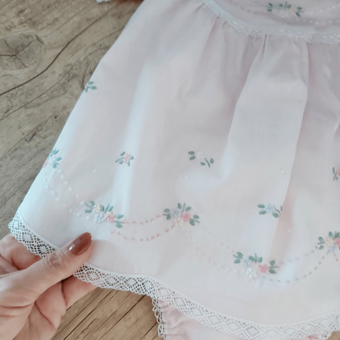 VESTIDO BORDADO Á MÃO COM CALCINHA ROSA FLORAL - 0 Á 4 MESES