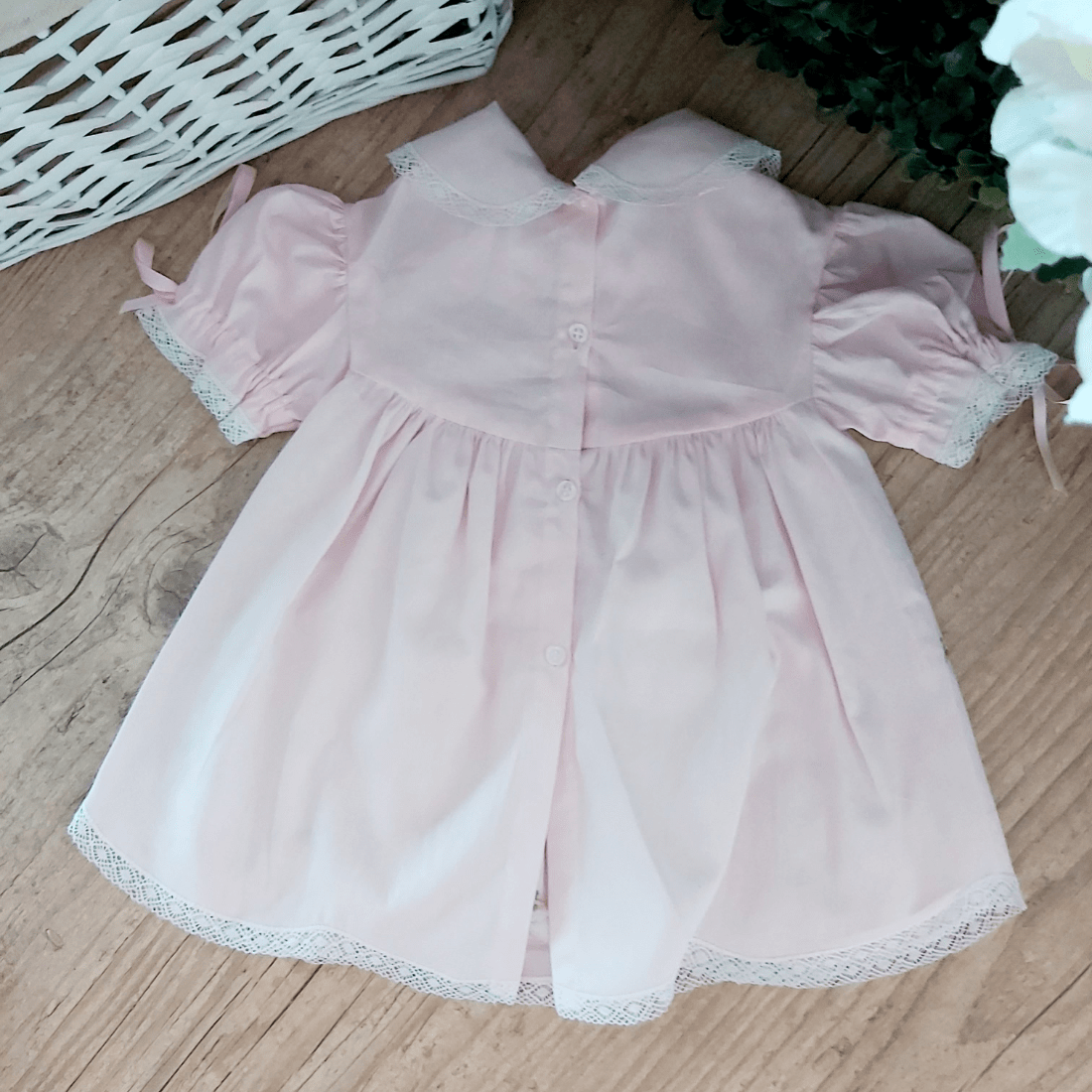 VESTIDO BORDADO Á MÃO COM CALCINHA ROSA FLORAL - 0 Á 4 MESES