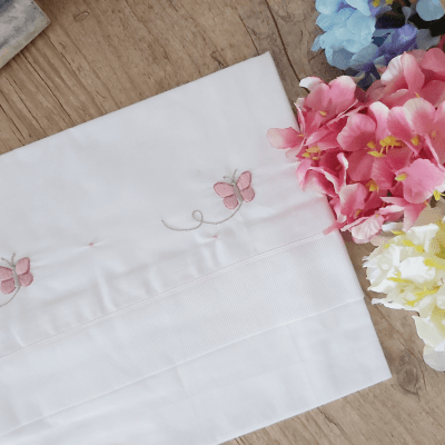 Cueiro lençol de xixi bordado á mão borboleta com viés rosa