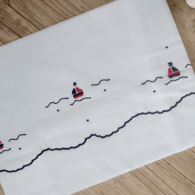 Cueiro lençol de xixi bordado á mão náutico com matame marinho 