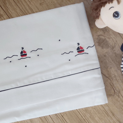 Cueiro lençol de xixi bordado á mão náutico com viés marinho
