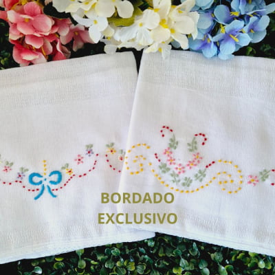 KIT LUXO FRALDA BORDADA Á MÃO FLORAL LAÇO AZUL E MINI ROSINHA - 2 UNID. 