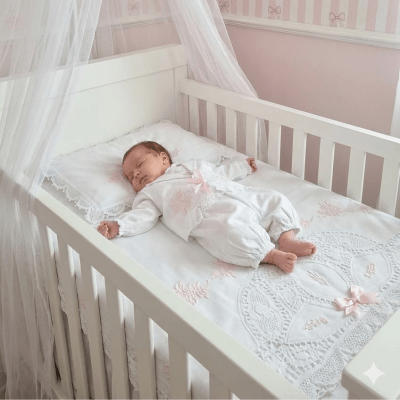 KIT MATERNIDADE LUXO  EM RENDA RENASCENÇA BRANCA  BORDADO ROSA E LAÇO ROSA ( CONJUNTO PAGÃO + JOGO DE BERÇO ) 