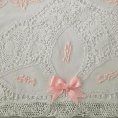 KIT MATERNIDADE LUXO  EM RENDA RENASCENÇA BRANCA  BORDADO ROSA E LAÇO ROSA ( CONJUNTO PAGÃO + JOGO DE BERÇO ) 