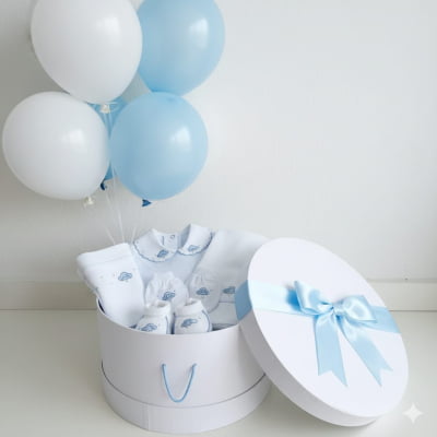 KIT PRESENTE BORDADO Á MÃO CARRINHO AZUL  - 5 PEÇAS 