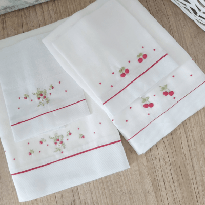 Kit presente bordado moranguinho e cerejinha  toalha banho + pano de boca  - 4 peças      
