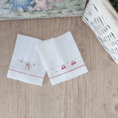 Kit presente bordado moranguinho e cerejinha  toalha banho + pano de boca  - 4 peças      