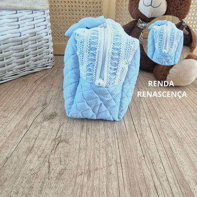 KIT PRESENTE NECESSAIRE MATERNIDADE AZUL EM RENDA RENASCENÇA  BRANCA - 3 PEÇAS 