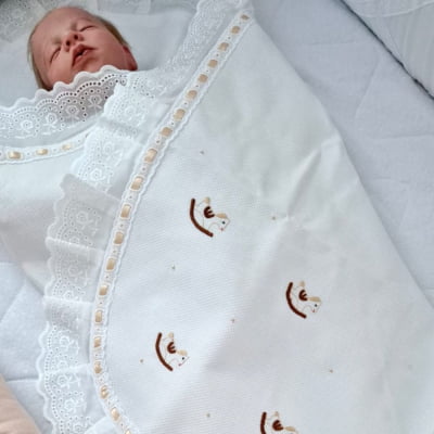 MANTA CAVALINHO DE BALANÇO BEGE BORDADA Á MÃO