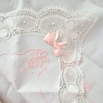 MANTA MATERNIDADE LUXO EM RENDA RENASCENÇA BORDADO ROSA  EM TECIDO PIQUET   