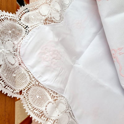 MANTA MATERNIDADE LUXO EM RENDA RENASCENÇA BORDADO ROSA  EM TECIDO PIQUET   