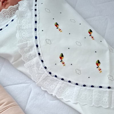 MANTA PIPA  BORDADA Á MÃO COM DETAlHES AZUL  MARINHO