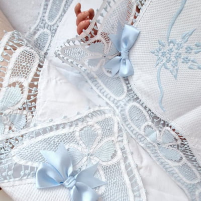 MANTA RENDA RENASCENÇA AZUL COM BORDADO AZUL EM TECIDO PIQUET