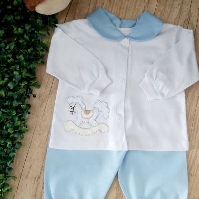 Pijama infantil bordado aplicado cavalinho balanço azul