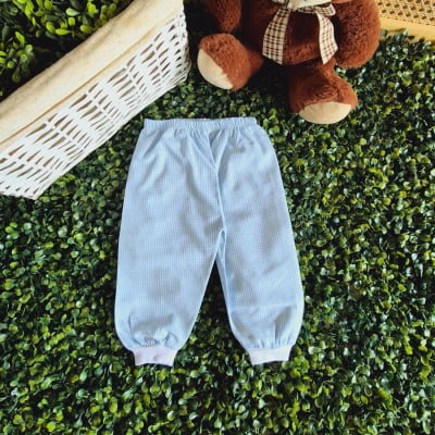 Pijama infantil bordado aplicado cavalinho balanço com calça xadrez azul.