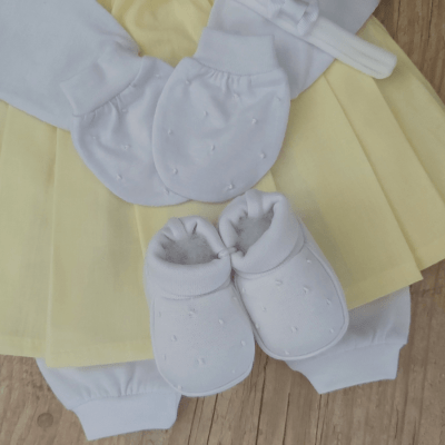 Saída de maternidade amarela  ( Vestido pagão + manta + faixa + pantufa e luvinha  )  + BRINDE 