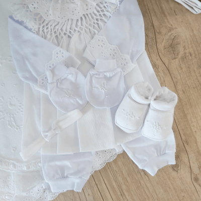 Saída de maternidade branca ( Vestido pagão + manta + faixa + pantufa e luvinha  )  
