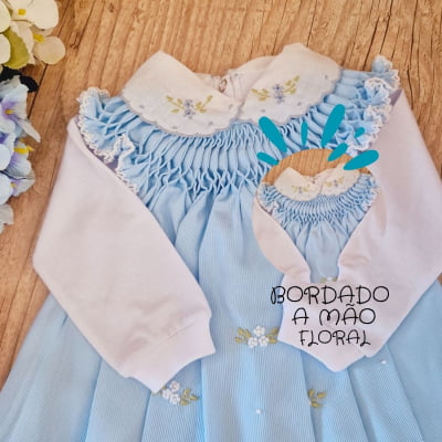 Saída de maternidade casinha de abelha azul bordado floral branco