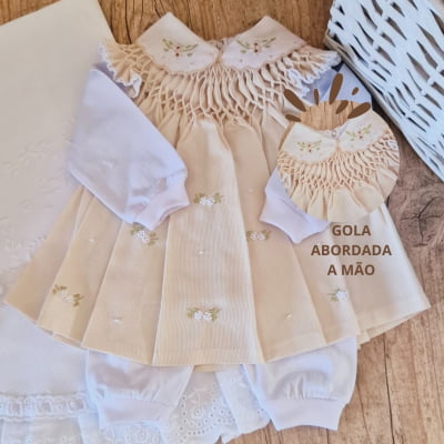 Saída de maternidade  casinha de abelha bege ( Vestido pagão + manta + faixa + pantufa e luvinha  )    