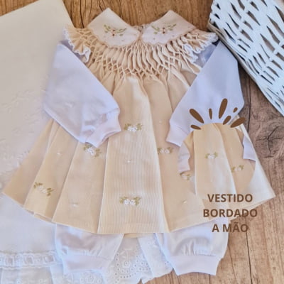 Saída de maternidade  casinha de abelha bege ( Vestido pagão + manta + faixa + pantufa e luvinha  )    