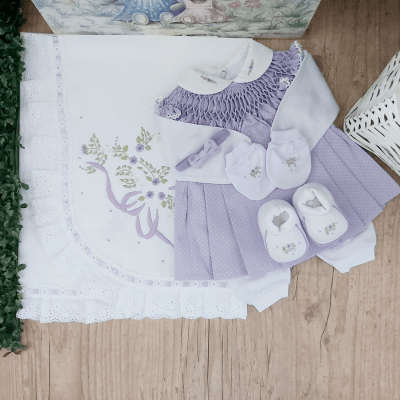 Saída de maternidade laço floral na cor lavanda  ( Vestido pagão + manta + faixa + pantufa e luvinha  )    