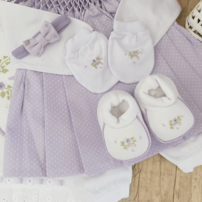 Saída de maternidade laço floral na cor lavanda  ( Vestido pagão + manta + faixa + pantufa e luvinha  )    