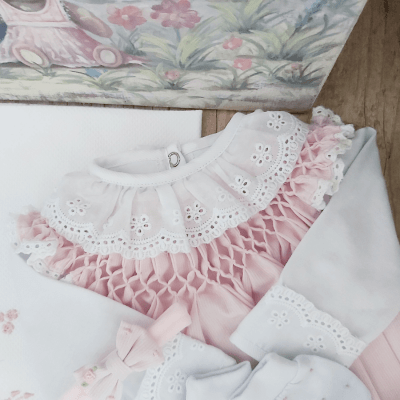 Saída de maternidade laço floral rosa ( Vestido pagão + manta + faixa + pantufa e luvinha  )     