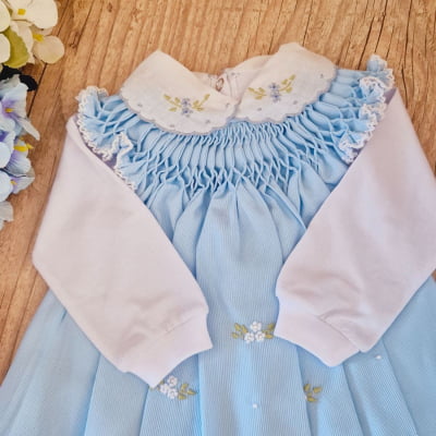 Saída de maternidade casinha de abelha azul bordado floral branco