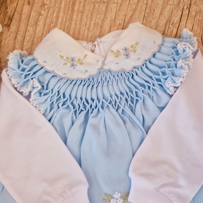 Saída de maternidade casinha de abelha azul bordado floral branco