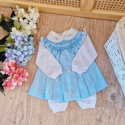 Saída de maternidade casinha de abelha azul bordado floral branco