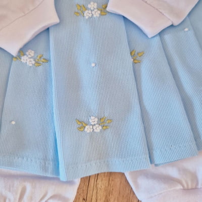 Saída de maternidade casinha de abelha azul bordado floral branco