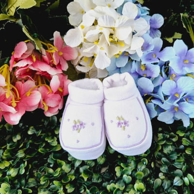 Sapatinho bebê malha pantufa e luvinha floral  lavanda bordado á mão