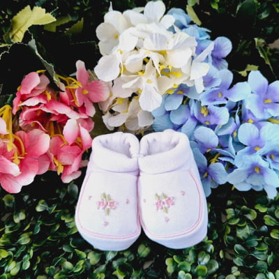 Sapatinho bebê malha pantufa e luvinha floral  rosa bordado á mão